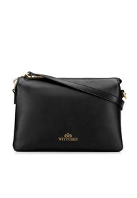 Borsa a tracolla nera in pelle con una superficie liscia, forma rettangolare e hardware con logo dorato. Caratterizzata da una tracolla removibile e chiusura con cerniera.