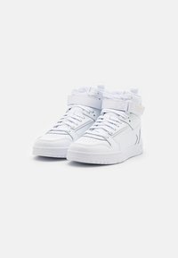 Białe sneakersy typu high-top wykonane z syntetycznej skóry, posiadające wspierający pasek na kostkę, perforacje oraz kontrastowe akcenty.