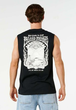 Homme portant un débardeur noir avec un graphisme blanc de surf Bali et du texte, debout de dos sur fond uni.