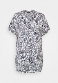 Camisa de manga corta en tejido ligero, con una base blanca y estampado de leopardo negro y rosa, y diseño de cuello con muesca.