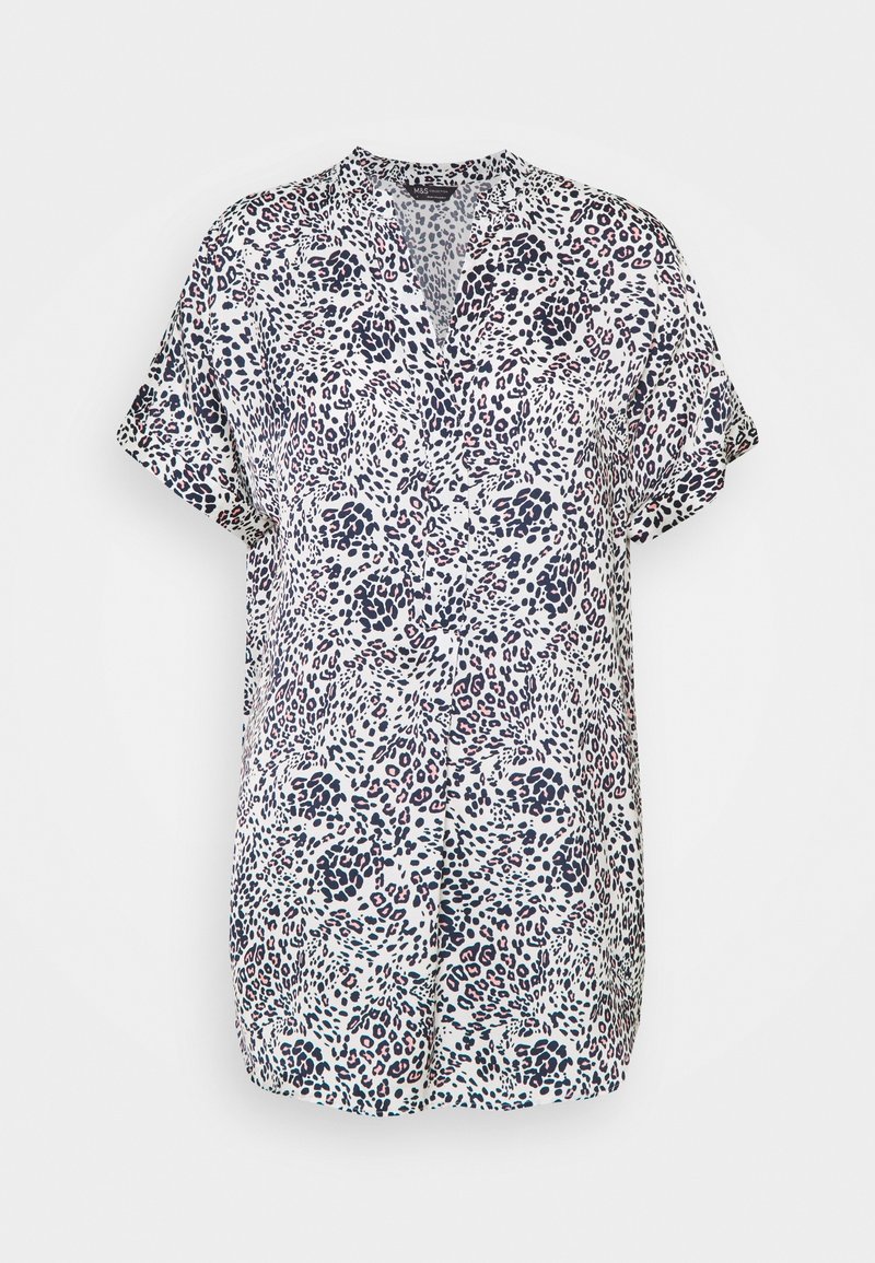 Camisa de manga corta en tejido ligero, con una base blanca y estampado de leopardo negro y rosa, y diseño de cuello con muesca.