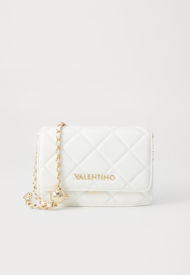 Λευκή τσάντα Valentino με επένδυση και χρυσό αλυσίδα, με χρυσό λογότυπο κεντραρισμένο στο μπροστινό καπάκι, σε απλό ανοιχτό φόντο.