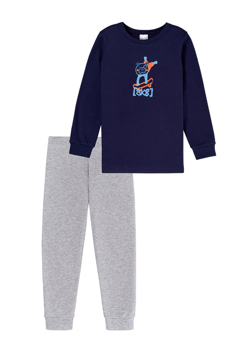 Marineblauwe lange mouwen top met een skateboardafbeelding; grijze taps toelopende sweatpants. Beide gemaakt van zachte, rekbare stof voor comfort.