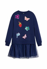 Abito felpa blu navy con maniche lunghe, gonna in tulle, colorati ricami di farfalle, una fragola e un'etichetta "fai da te ragazza".