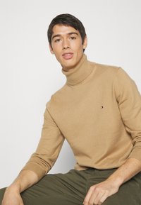 Tommy Hilfiger ROLL NECK - Pulóver - countryside khaki