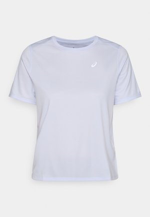 Weißes kurzärmliges Sportshirt aus glattem, leichtem Stoff. Mit rundem Ausschnitt und kleinem Logo auf der linken Vorderseite.