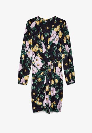 Virágmintás ruha hosszú ujjakkal, mély V-kivágással és megkötős derékkal. A sötét háttér pink, sárga és zöld virágmintákkal hangsúlyozza a designt.