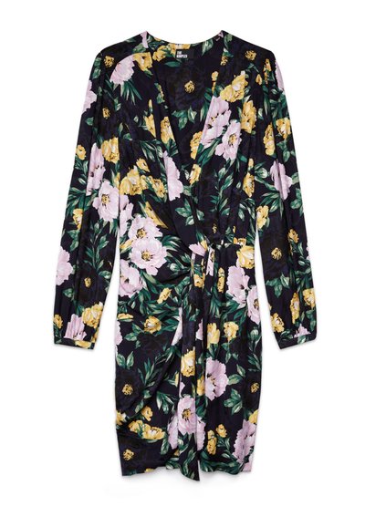 Λουλουδάτο φόρεμα με μακριά μανίκια, βαθύ V-λαιμόκοψη και ζώνη στη μέση. Σκοτεινό φόντο με ροζ, κίτρινες και πράσινες λουλουδάτες σχέσεις που τονίζει τον σχεδιασμό.