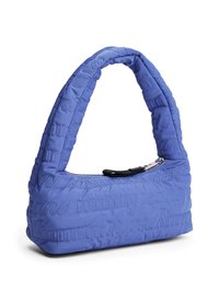 Borsa morbida azzurra trapuntata con manico curvo, caratterizzata da dettagli di branding in rilievo e chiusura con zip. Il materiale sembra imbottito e liscio.