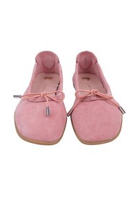 Een paar zachte roze ballerina's van suède met afgeronde vierkante neuzen en gestrikte decoratieve veters, met beige binnenzolen en rubberen zolen.