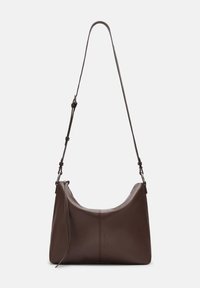 Brązowa skórzana torba na ramię o zakrzywionym kształcie, z regulowanym paskiem i subtelnym logo z przodu. Gładka tekstura i minimalistyczny design.