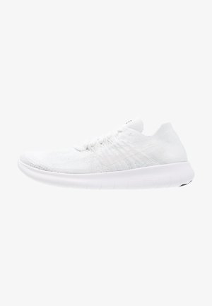 Chaussure de running blanche légère en maille avec lacets et semelle épaisse flexible, vue de côté montrant un logo swoosh subtil de la marque.