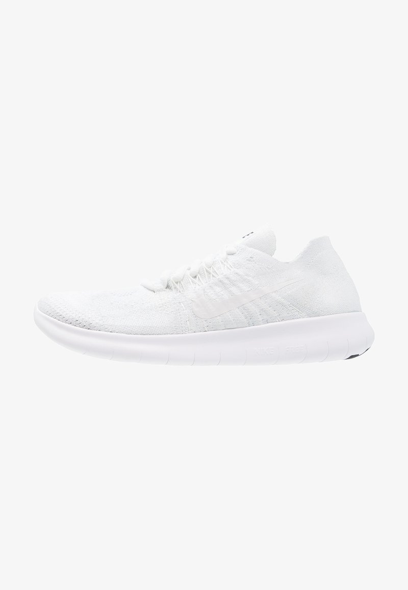 Chaussure de running blanche légère en maille avec lacets et semelle épaisse flexible, vue de côté montrant un logo swoosh subtil de la marque.