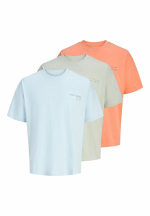 Drei einfarbige T-Shirts mit Rundhalsausschnitt in Hellblau, Beige und Koralle mit kleinen Textlogos auf der oberen linken Brust.