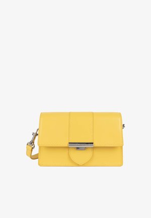 Sac à main en cuir jaune avec un design structuré, fermeture à rabat et quincaillerie en argent. Il dispose d'une bandoulière amovible et d'accents cousus.