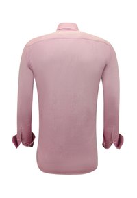 Lichtroze overhemd met lange mouwen, een gladde textuur, een button-down kraag en afgeronde manchetten. De achterzijde toont een getailleerde pasvorm en minimale details.