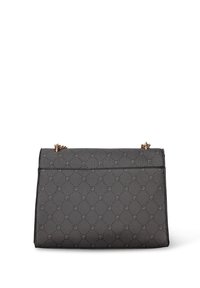 Grijze handtas met een textuur en een geometrisch patroon, voorzien van een sluiting met gesp, goudkleurige hardware en een kettingband.