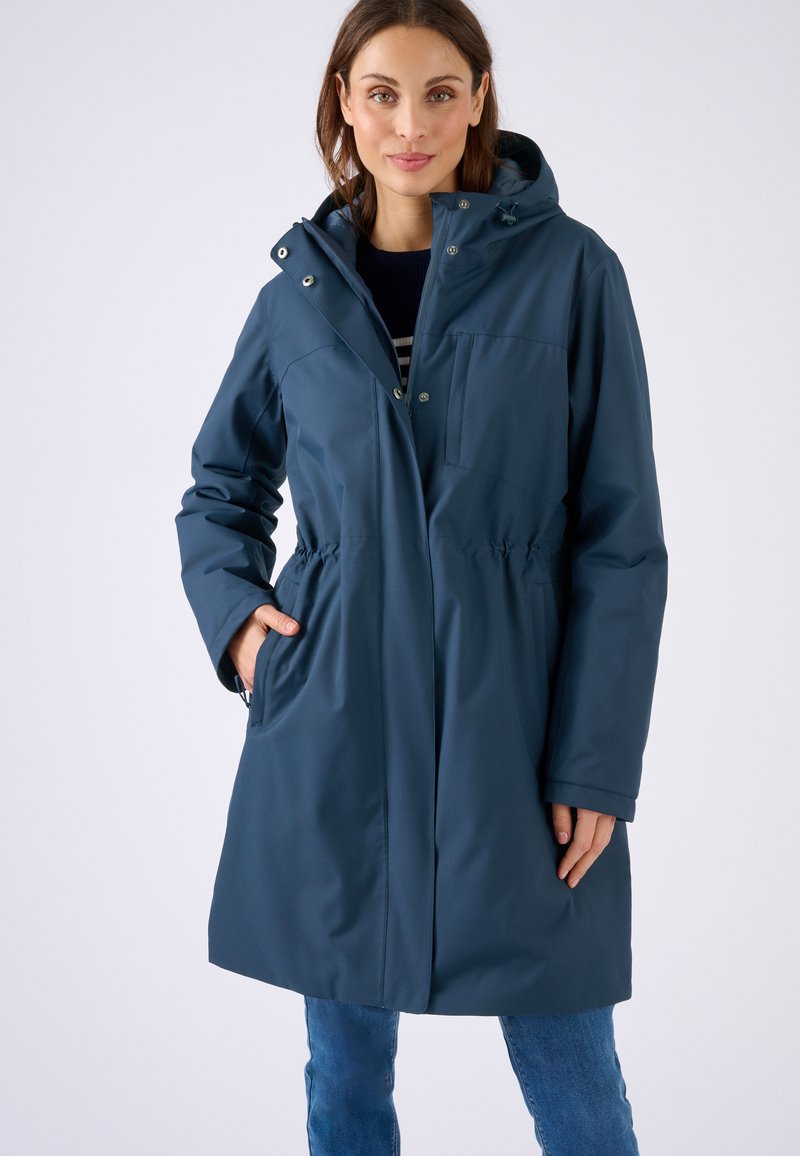 Cappotto blu resistente all'acqua con cappuccio, vita affusolata, maniche lunghe e tasche laterali. Presenta una chiusura con zip e un design semplice.