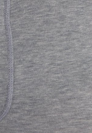 Tessuto elastico grigio con una fine texture a costine, caratterizzato da una cucitura visibile lungo il bordo, che crea un aspetto aderente.