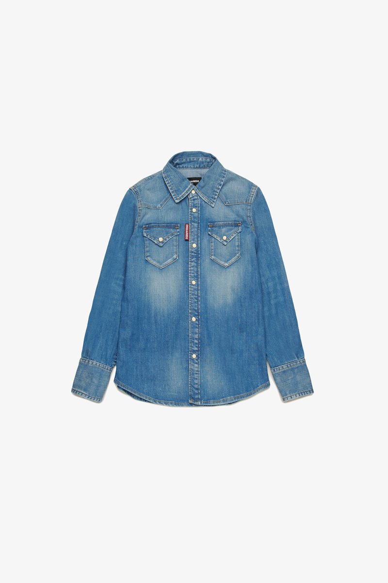 Denim srajca v svetlo modri barvi z klasičnim ovratnikom, dvema žepoma na prsih, gumbnim zapiranjem in kontrastnim šivom. Dolgi rokavi.