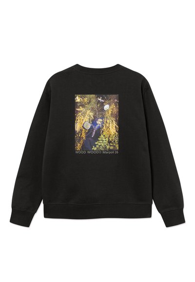 Sudadera negra con un gráfico rectangular colorido de flores amarillas, hojas verdes y objetos reflectantes, con el texto "WOOD WOOD Marpoli 26" debajo.