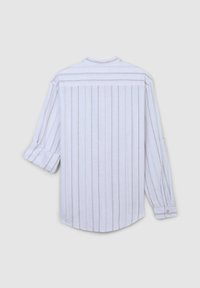 Camicia bianca a maniche lunghe con strisce verticali grigio chiaro, dettagli con bottone ai polsini e orlo arrotondato. Tessuto morbido con una vestibilità rilassata.