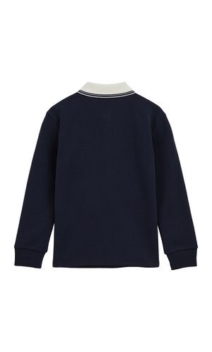 Granatowa koszulka polo z długim rękawem, wyposażona w biały prążkowany kołnierz z ciemnymi paskami, wykonana z miękkiej bawełny. Brak widocznych detali z przodu.