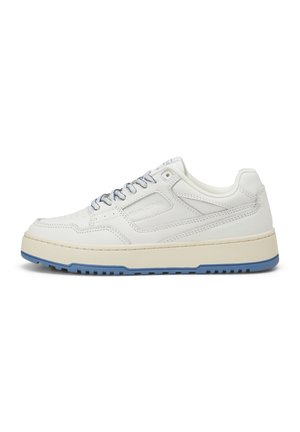Biały skórzany sneaker z niebieskimi sznurowadłami i niebieską gumową podeszwą, ecru środkową podeszwą, niskim fasonem i przeszywanymi detalami na panelach.