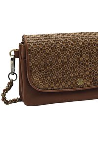 Sac à main en cuir marron avec une texture tissée sur le rabat, doté d'une anse en chaîne tressée et d'un accent en métal doré.