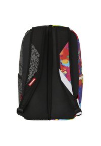 Zaino nero con un motivo a macchie colorate, design floreale e pannelli testurizzati a contrasto. Dotato di spallacci imbottiti e una cerniera robusta.