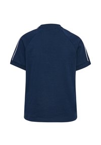 Mörkblå kortärmad t-shirt med rund halsringning, tillverkad av bomull, med vita ränder på sidorna och rak fåll.