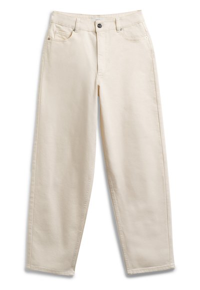 Pantaloni in cotone beige con vestibilità rilassata, dotati di chiusura con bottone, cinque tasche e gambe dritte. Texture morbida, design minimalista.