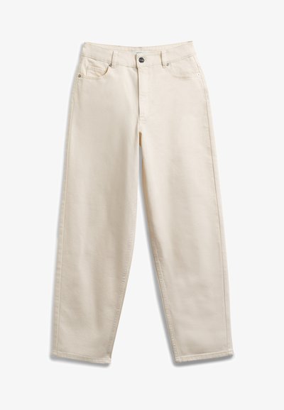 Pantaloni in cotone beige con vestibilità rilassata, dotati di chiusura con bottone, cinque tasche e gambe dritte. Texture morbida, design minimalista.