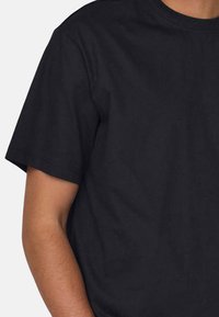 Schwarz, kurzärmliges T-Shirt aus Baumwollstoff, mit Rundhalsausschnitt und geradem Schnitt, samt glattem Textil und ohne sichtbare Muster.