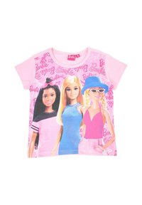 T-shirt rose à manches courtes présentant des personnages de dessin animé aux cheveux noirs, blonds et blonds clairs, entourés du texte "Barbie" dans un design ludique.