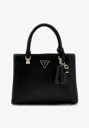 Sac à main synthétique noir à surface texturée, doté de deux poignées courtes et d'un logo triangulaire. Comprend des accents métalliques et des étiquettes.