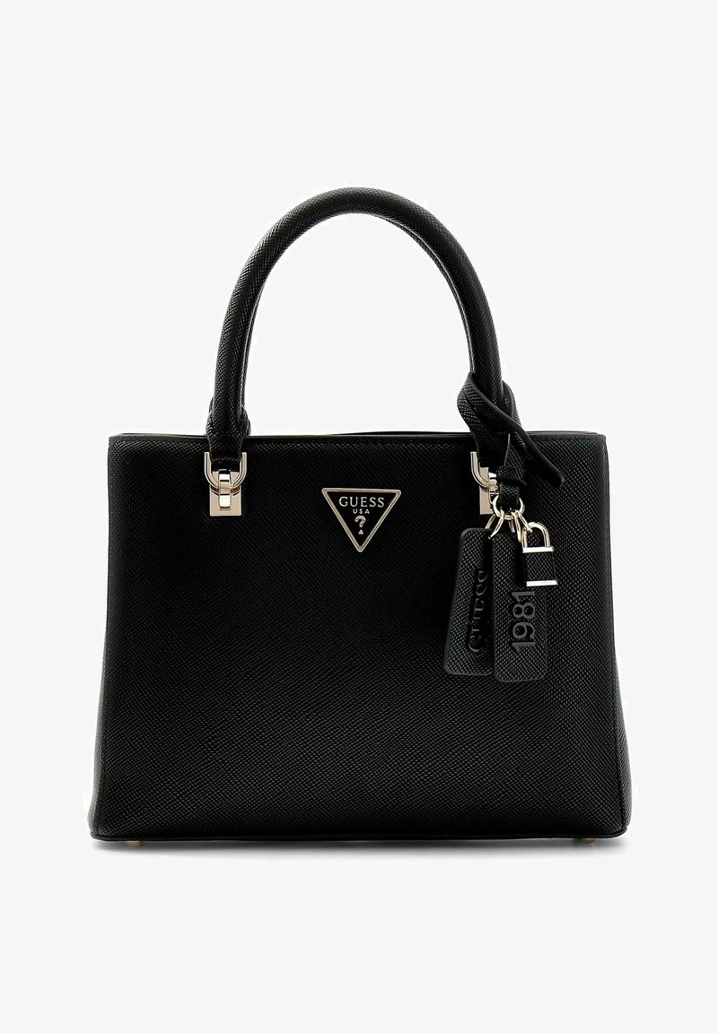 Sac à main synthétique noir à surface texturée, doté de deux poignées courtes et d'un logo triangulaire. Comprend des accents métalliques et des étiquettes.