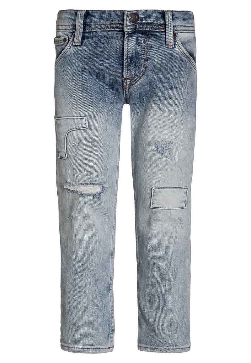 Jeans de mezclilla azul desgastados con desgastes, que presentan parches, corte recto, diseño de cinco bolsillos y cierre de botón en la cintura.