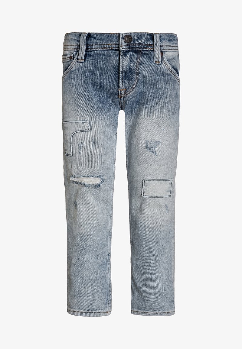 Jeans de mezclilla azul desgastados con desgastes, que presentan parches, corte recto, diseño de cinco bolsillos y cierre de botón en la cintura.