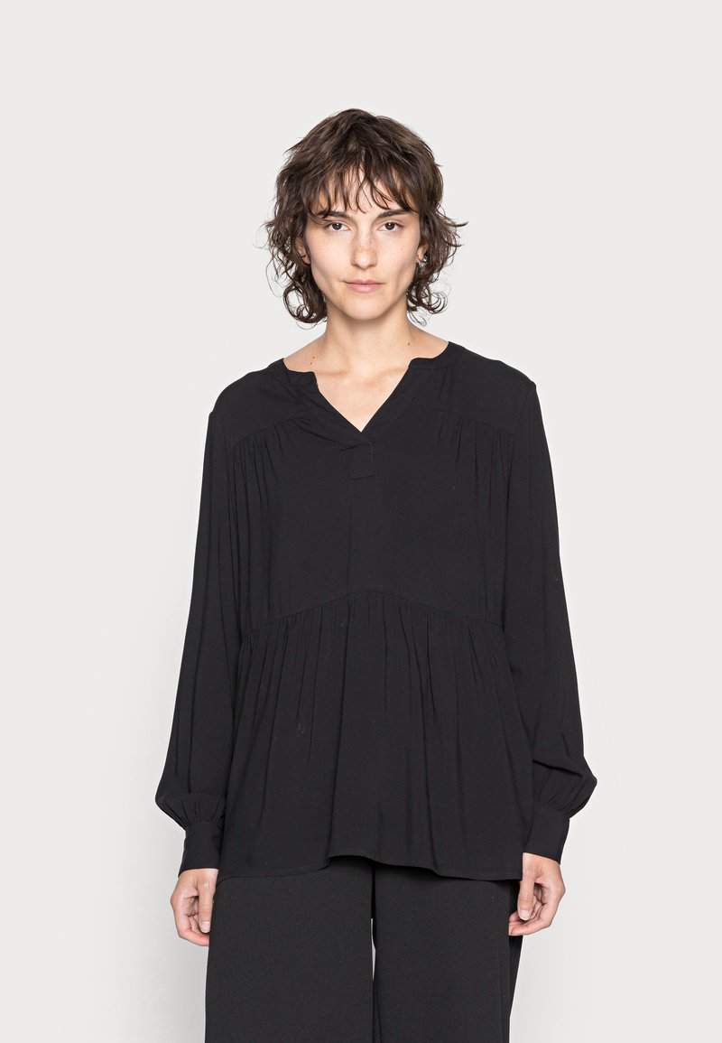 Blusa preta de mangas compridas com decote em V e design plissado, feita em tecido suave. Apresenta um corte descontraído e pregas na cintura.