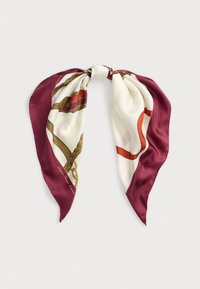 Jedwabna apaszka z bordowym obramowaniem oraz misternymi złotymi i brązowymi wzorami łańcuchów na kremowym tle, zawiązana w dekoracyjny węzeł.