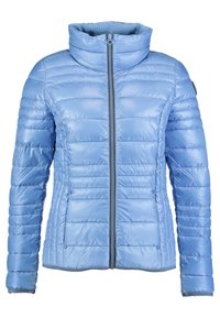 Helles blaues Pufferjacke mit hohem Kragen, horizontal gestepptem Design, Vorderreißverschluss und elastischen Manschetten. Texturiertes, wasserabweisendes Material.