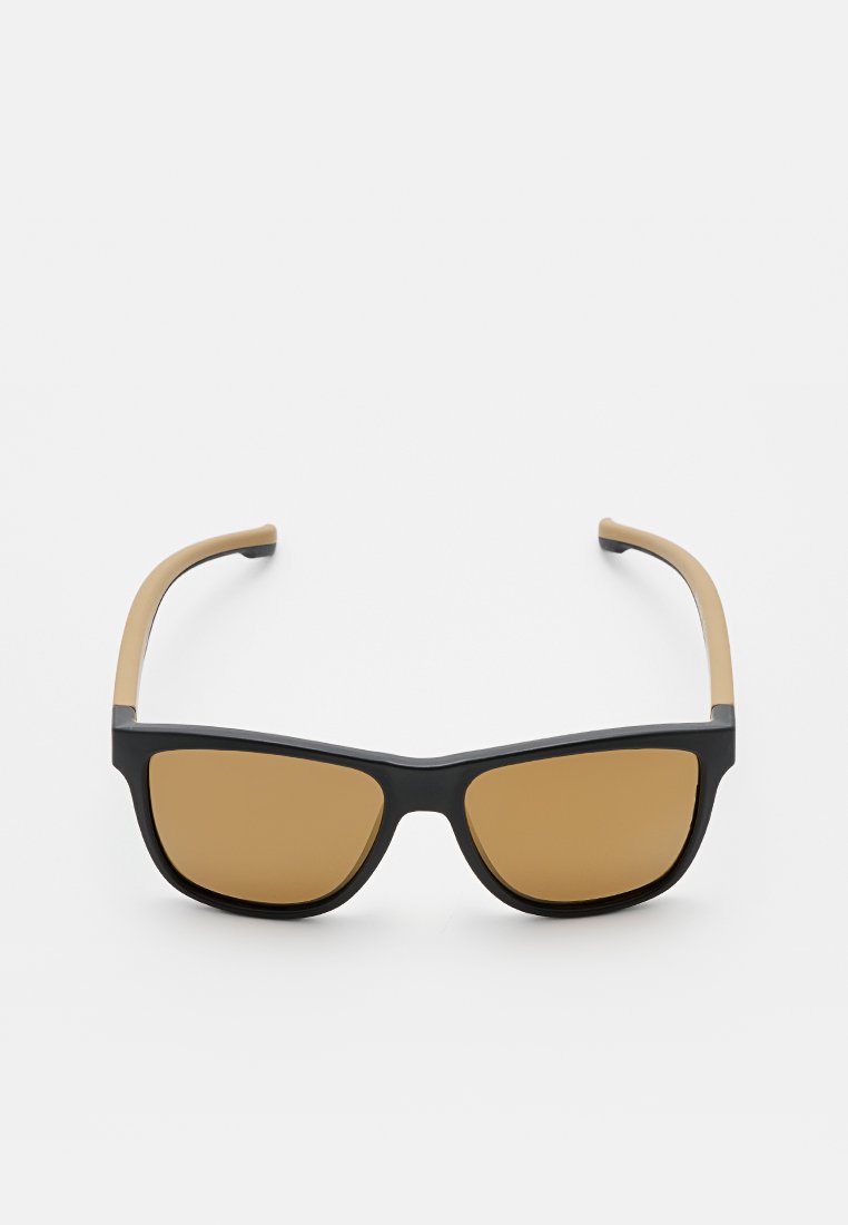 Okulary przeciwsłoneczne z czarną oprawką i brązowymi soczewkami; smukłe beżowe zauszniki; elegancki prostokątny kształt; gładka powierzchnia.