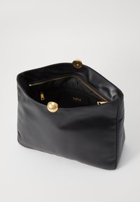 Borsa nera in pelle, forma rettangolare, chiusura con zip, dettagli in hardware dorato, texture liscia e etichetta con logo all'interno foderata.
