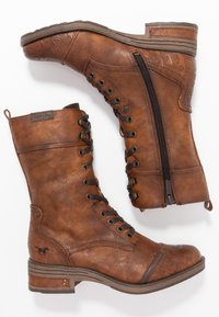 Brązowe skórzane botki za kostkę z sznurówką z przodu, suwakiem po boku, teksturowanym wzorem i niskim, zaokrąglonym obcasem. Zawierają dekoracyjne akcenty w postaci przeszyć.