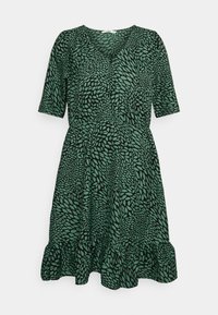 Robe verte longueur genou avec motif noir en forme de feuilles, manches courtes, col en V, taille cintrée et ourlet à volants.
