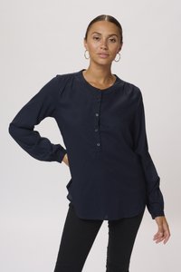 Blusa de manga larga azul marino con cuello redondo, cierre frontal de botones y detalles fruncidos en los hombros. Textura suave y corte relajado.