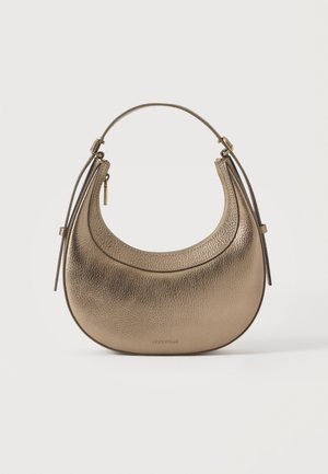 Sac à main compact en cuir doré métallique en forme de croissant avec une courte bandoulière réglable et une fermeture zippée sur le dessus.