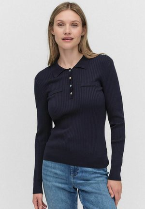 Marineblauw geribbeld polo shirt met lange mouwen, een kraag, twee borstzakken en knoopsluiting met gekleurde knopen. Gladde textuur.