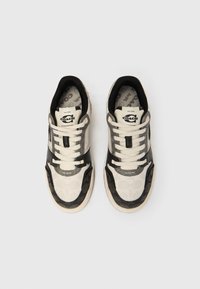 Szövetből és bőrből készült felső résszel rendelkező tornacipők, bézs alappal, fekete részletekkel és texturált mintázattal. Fűzős kialakítás, párnázott szegély.